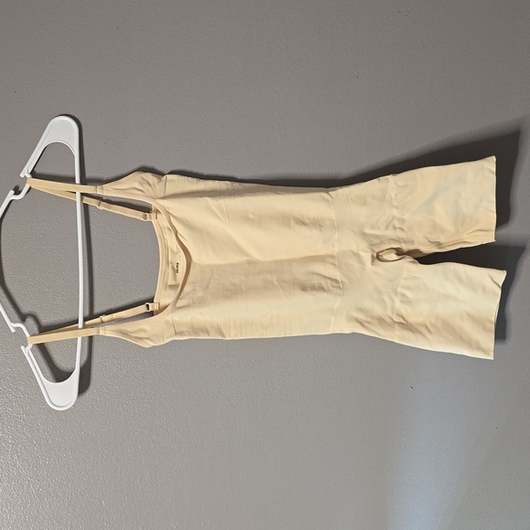 SKIMS Kim Kardashian Women's Medium Sculpting Shapewear Bodysuit New w/out Tags! - Picture 1 of 4